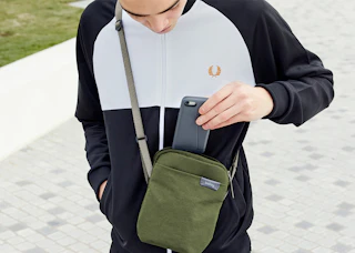 Bellroy Sling Mini Premium (4 liter, leren overdwarse schoudertas, zonnebril, telefoon, portemonnee, kleine alledaagse voorwerpen) - BlackSand Bellroy Sling Mini Premium (4 liter, leren overdwarse schoudertas, zonnebril, telefoon, portemonnee, kleine alledaagse voorwerpen) - BlackSand