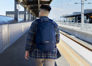 クラシック バックパック | ノートPC用ポケット付きクラシックな  