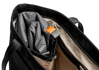 Flexible insulated lunch bag compresses around contents and foldable once empty