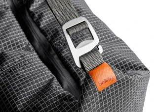 Carry your lunch with your cooler bag and use the slide-hook as a bottle opener