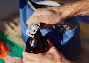 Carry your lunch with your cooler bag and use the slide-hook as a bottle opener