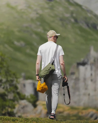 Venture Sling 9L | 一日中外で過ごす日に最適な大容量のクロスボディ 
