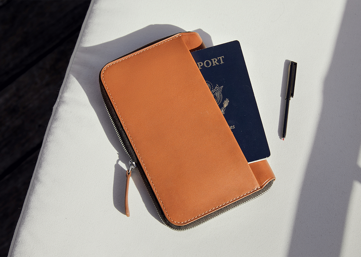 Travel Folio｜レザーを使用したファスナー開閉の旅行用パスポート